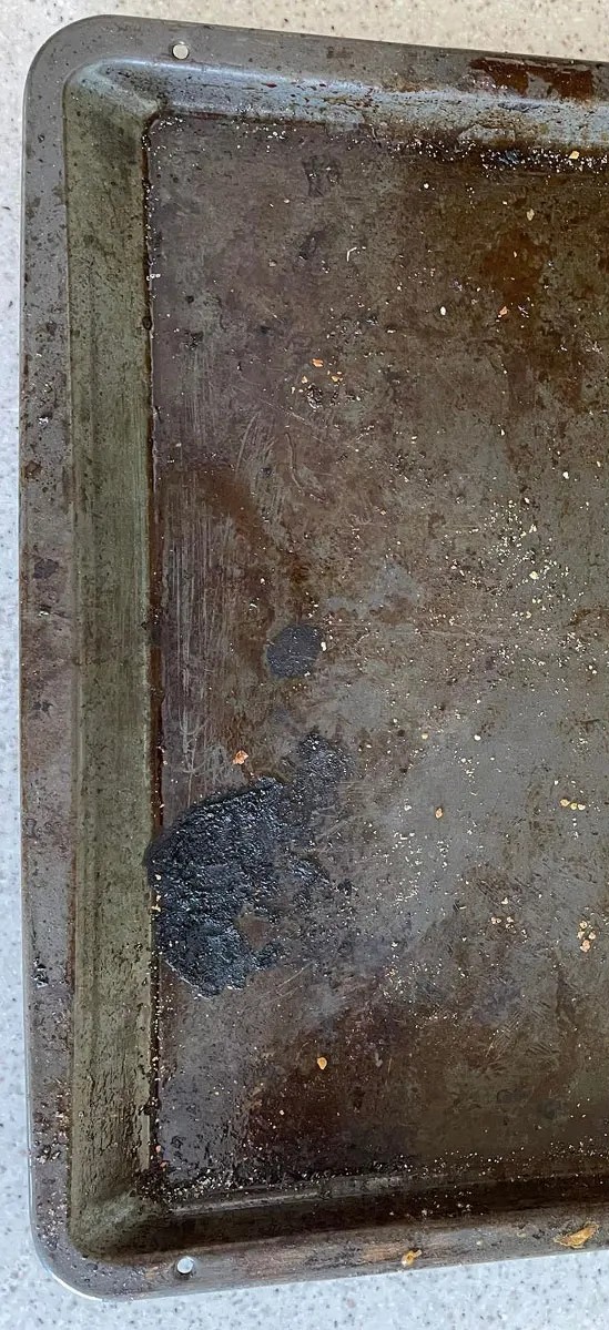Stipriai prikepusi kepimo skarda prieš valymą NANO GO DEGREASER